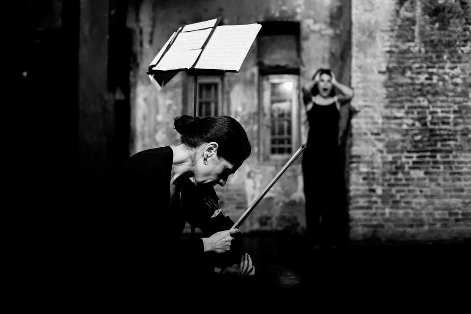 Η ηθοποιός Ναταλία Γεωργοσοπούλου και η βιολίστρια Φανή Βοβώνη