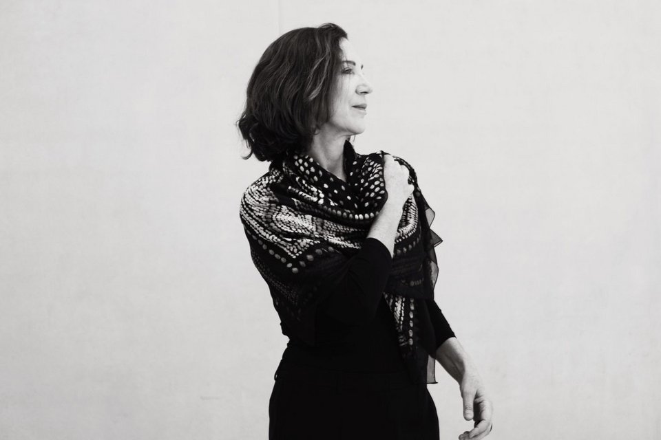 Η Αμαλία Μουτούση, ως αφηγήτρια–ραψωδός, ερμηνεύει το ομηρικό κείμενο στη μετάφραση του Δημήτρη Μαρωνίτη