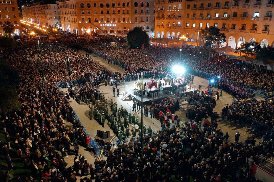 H συνάντηση των πέντε επιτάφιων στην πλατεία Αριστοτέλους / ΣΩΤΗΡΗΣ ΤΡΥΨΑΝΗΣ / EUROKINISSI