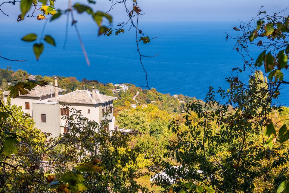 Θέα που μαγεύει από την Τσαγκαράδα / Φωτογραφία: Shutterstock