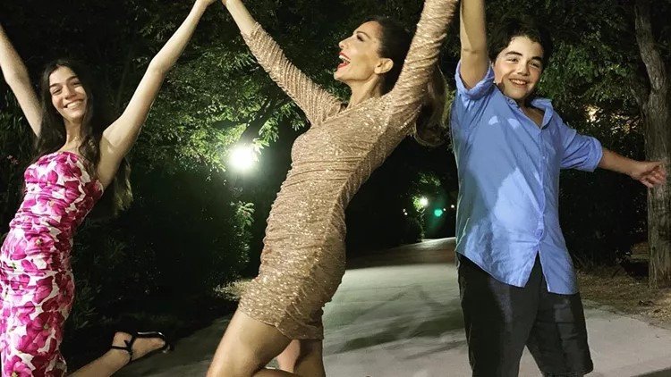 Η Δέσποινα Βανδή με την κόρη της, Μελίνα Νικολαΐδη, και τον γιο της, Γιώργο Νικολαΐδη