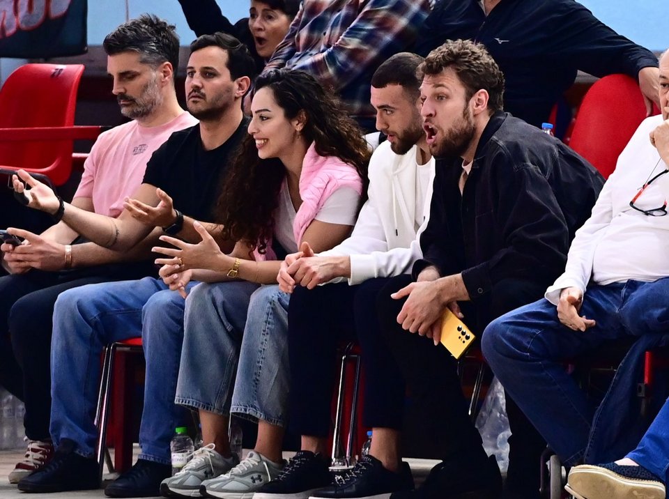 Ο Σάσα Βεζένκοφ, μαζί με τους Όμηρο Νετζήπογλου και την Ελεάννα Χριστινάκη, έζησαν με πάθος την τεράστια νίκη του Ολυμπιακού επί της Νόβι Μπέογκραντ / φωτ. EUROKINISSI