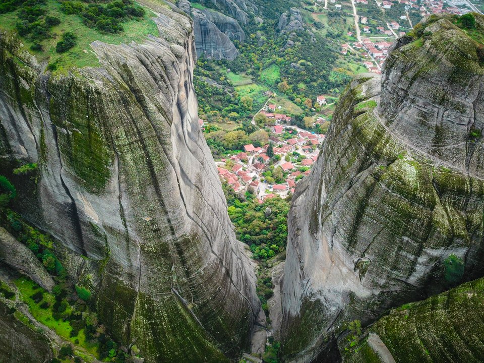 Η περιοχή των Αντιχασίων-Μετεώρων είναι ένας από τους σημαντικότερους βιότοπους για τα αρπακτικά πουλιά στην Ελλάδα