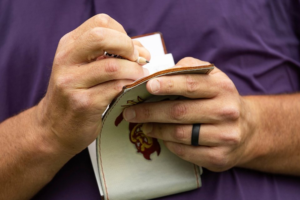 Γραφή σε σημειωματάριο / Φωτογραφία: AP