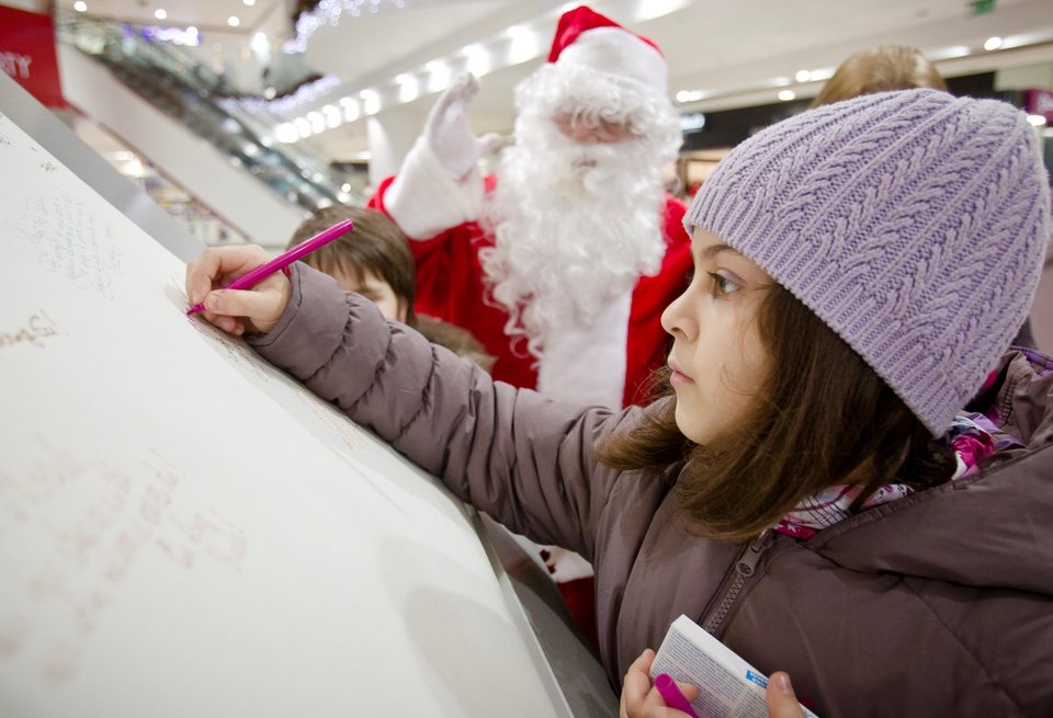 Κοριτσάκι γράφει στον Αη-Βασίλη / Φωτογραφία: AP  