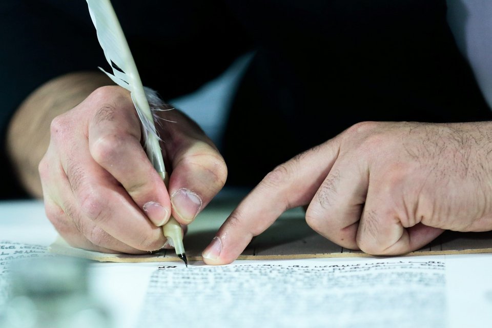 Αποτύπωση της σκέψης και της νόησης μέσω της γραφής / Φωτογραφία: AP   