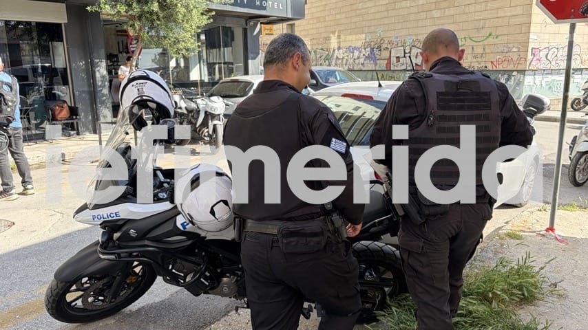 Αστυνομικές δυνάμεις έξω από το ξενοδοχείο όπου διέμενε ο δράστης στην Πάτρα/Φωτογραφία: Γιώργος Σόμπολος