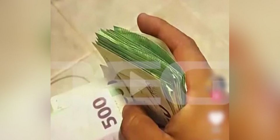 Φωτογραφία του 26χρονου ﻿στα μέσα κοινωνικής δικτύωσης, που εμφανίζεται να κρατά δεσμίδες χαρτονομισμάτων / Φωτογραφία: βίντεο glomex