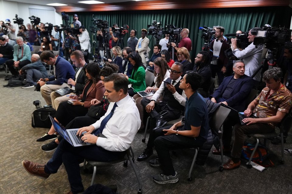 Δημοσιογράφοι στη συνέντευξη Τύπου σχετικά με την υπόθεση του τραγουδιστή D4vd, υπόπτου για τη δολοφονία 14χρονου κοριτσιού, του οποίου το διαμελισμένο σώμα βρέθηκε στο αυτοκίνητό του / Φωτογραφία: AP 