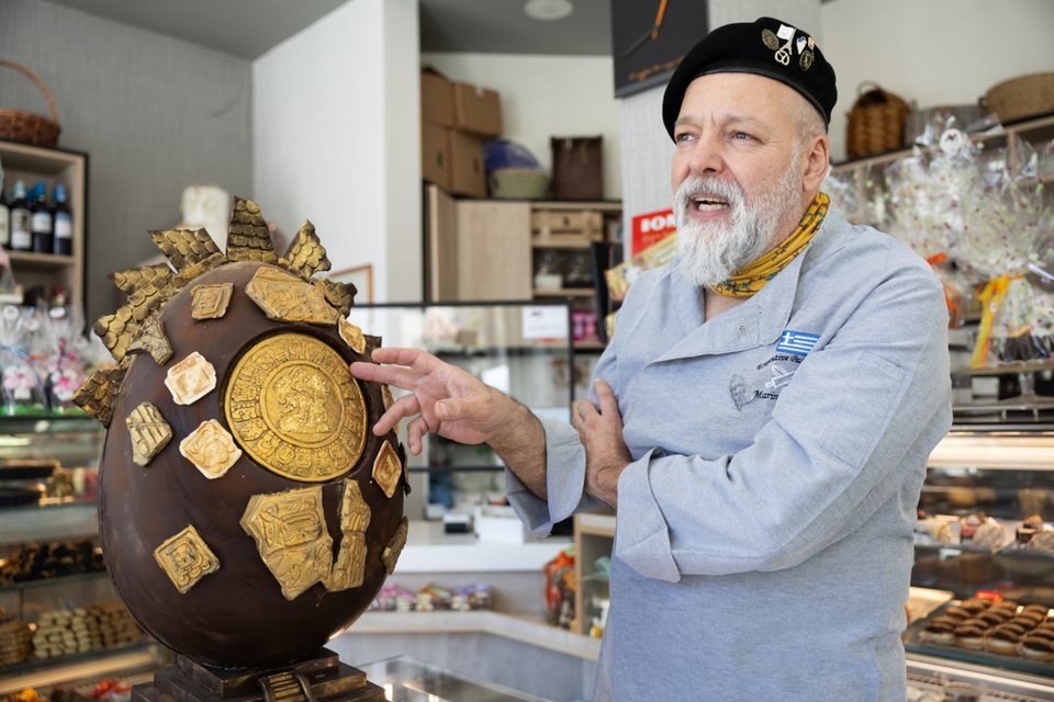 Ο ζαχαροπλάστης Γιάννης Μαρίνης φωτογραφίζεται μαζί με τα σοκολατένια αυγά που φτιάχνει, στην Παναγία Φανερωμένη, Θεσσαλονίκη. ΑΠΕ-ΜΠΕ/ΑΠΕ-ΜΠΕ/ΑΧΙΛΛΕΑΣ ΧΗΡΑΣ