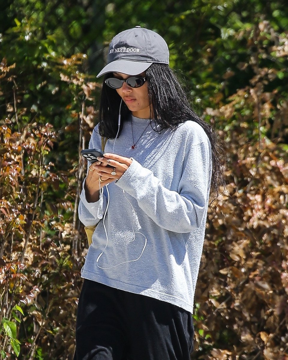 Η Ζόε Κράβιτς με το εντυπωσιακό μονόπετρο/Φωτογραφία: Fernando Ramales / BACKGRID / Backgrid USA / Profimedia 