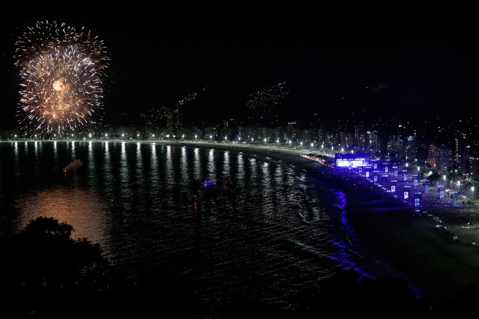Βεγγαλικά και κόσμος που έχει κατακλύσει την παραλία Copacabana για να παρακολουθήσουν δωρεάν συναυλία της Σακίρα 