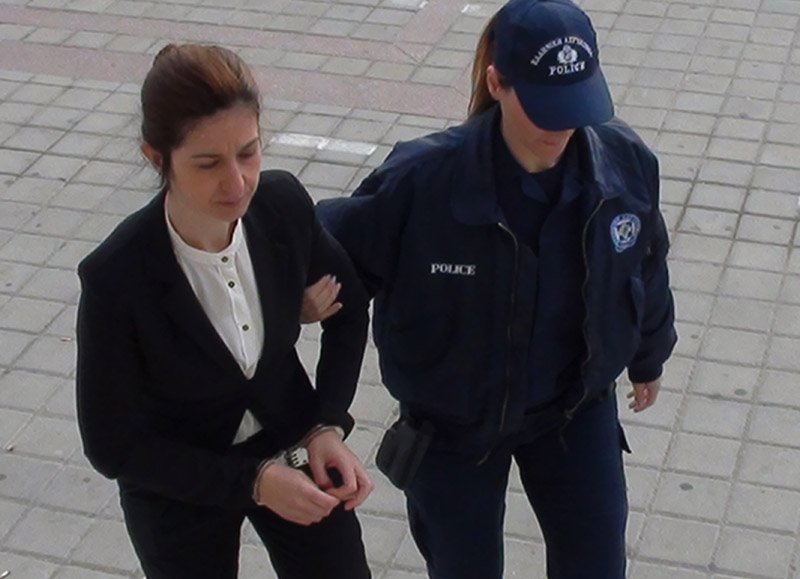Η Δήμητρα Βούλγαρη οδηγείται στο δικαστήριο