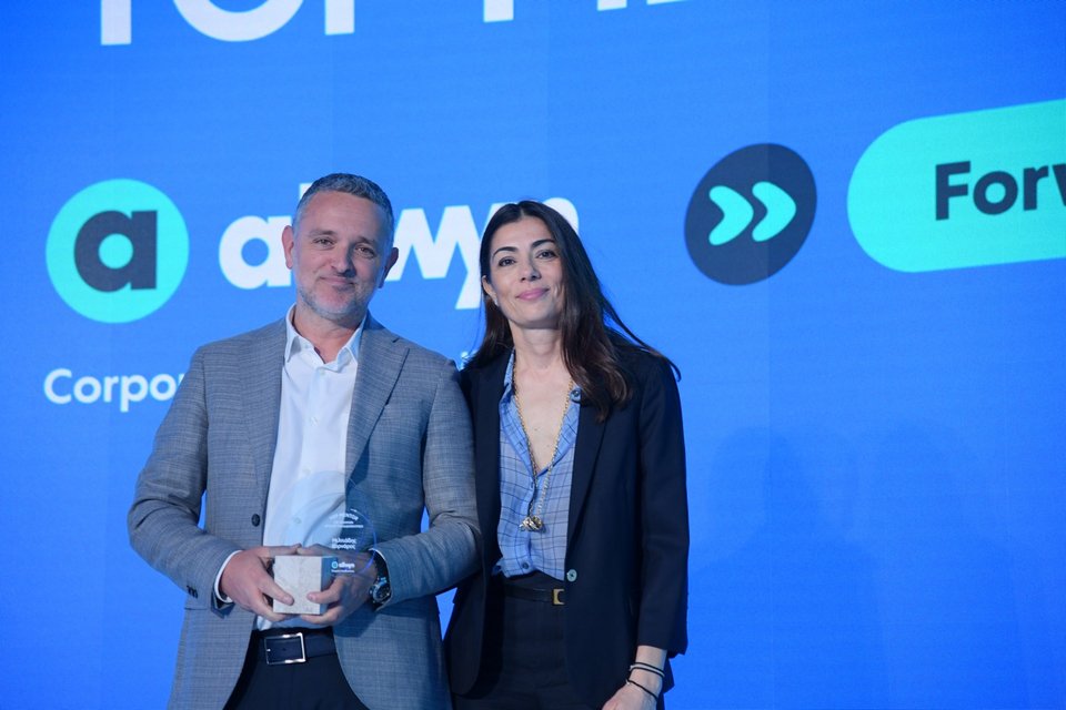 Απονομή βραβείου «Κορυφαίος Μέντορας» από την Κωστάντζα Σμπώκου-Κωνσταντακοπούλου, Πρόεδρο της Endeavor Greece, στον Μιλτιάδη Κορνάρο, Investor / Strategic Advisor στην Orbis Advisors 