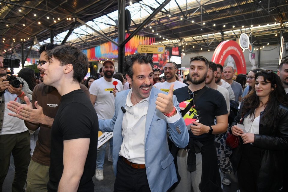 Ο Μάκης κερνά τους επισκέπτες του φεστιβάλ 