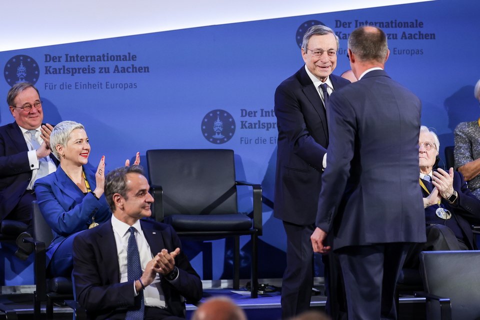 Ο Γερμανός καγκελάριος Φρίντριχ Μερτς συγχαίρει τον Μάριο Ντράγκι για το βραβείο Καρλομάγνου / EPA μέσω ΑΠΕ-ΜΠΕ