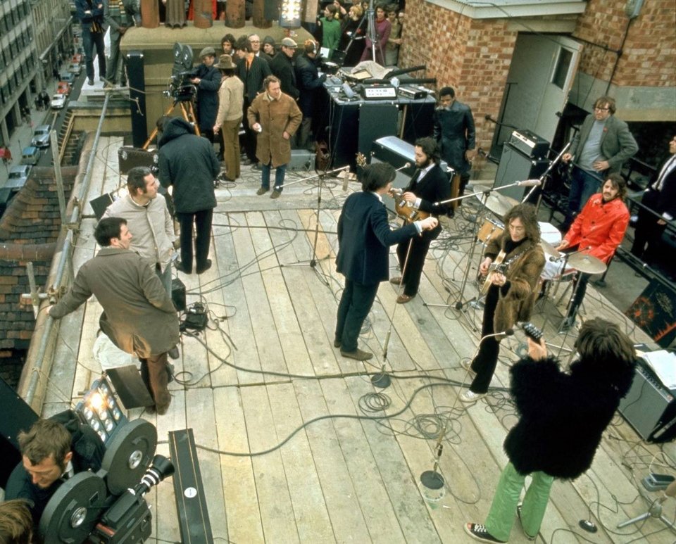 Το θρυλικό rooftop concert, με τον Τζον Λένον, τον Πολ ΜακΚάρτνεϊ, τον Τζορτζ Χάρισον και τον Ρίνγκο Σταρ να παίζουν πάνω από τους δρόμους της βρετανικής πρωτεύουσας, παραμένει μέχρι σήμερα μία από τις πιο εμβληματικές στιγμές στην ιστορία της μουσικής / ΑΡ