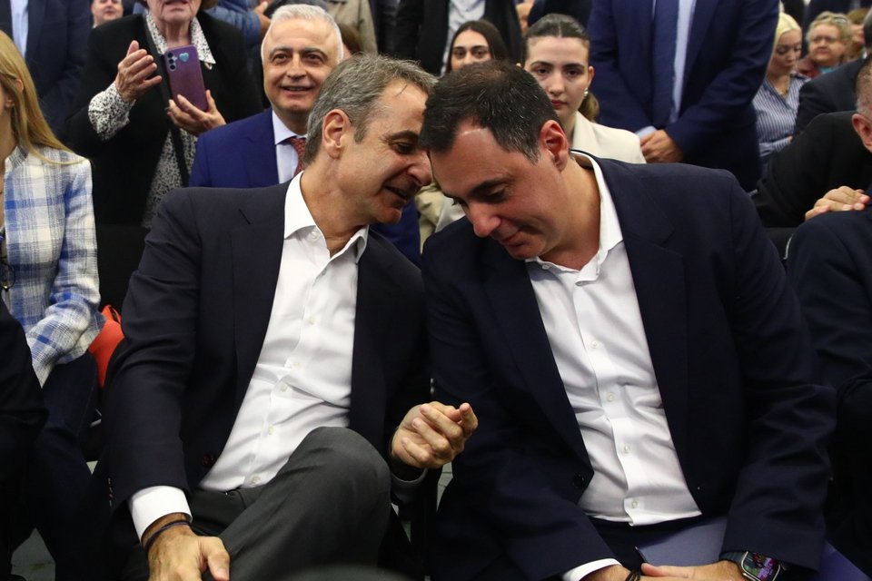 Ο πρωθυπουργός συνομιλίε με τον γενικό διευθυντή της ΝΔ Γιάννη Σμυρλή / φωτογραφία: Eurokinissi