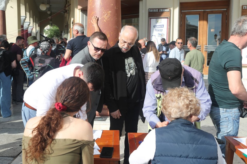 Πολίτες υπογράφουν στο νέο κόμμα της Μαρίας Καρυστιανού / Φωτογραφία: Eurokinissi 