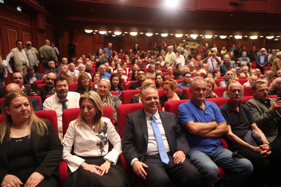 Ο γιος της Βασιλικής Θάνου πίσω από την κυρία Καρυστιανού, με το άσπρο πουκάμισο
