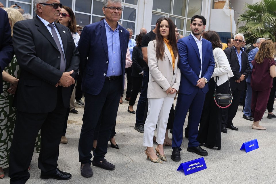 Συγκίνηση στην αποκάλυψη της προτομής του Κώστα Ηλιάκη, 20 χρόνια μετά -Παρουσία των παιδιών του [εικόνες]