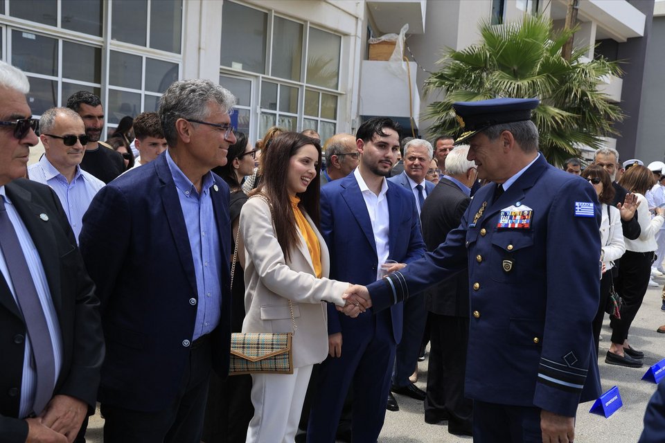 Συγκίνηση στην αποκάλυψη της προτομής του Κώστα Ηλιάκη, 20 χρόνια μετά -Παρουσία των παιδιών του [εικόνες]