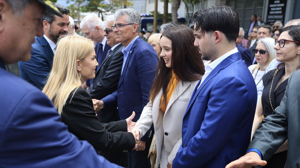 Συγκίνηση στην αποκάλυψη της προτομής του Κώστα Ηλιάκη, 20 χρόνια μετά -Παρουσία των παιδιών του [εικόνες]