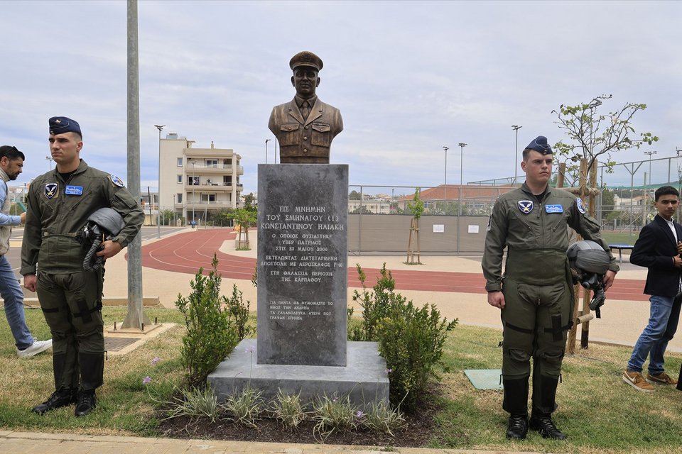 Συγκίνηση στην αποκάλυψη της προτομής του Κώστα Ηλιάκη, 20 χρόνια μετά -Παρουσία των παιδιών του [εικόνες]