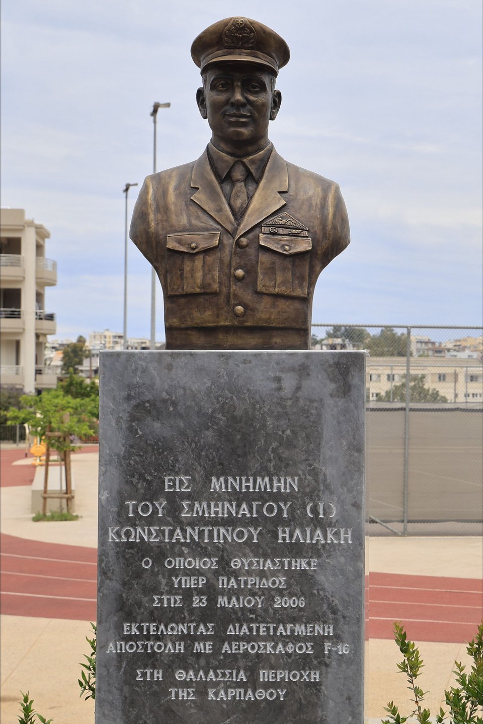 Συγκίνηση στην αποκάλυψη της προτομής του Κώστα Ηλιάκη, 20 χρόνια μετά -Παρουσία των παιδιών του [εικόνες]