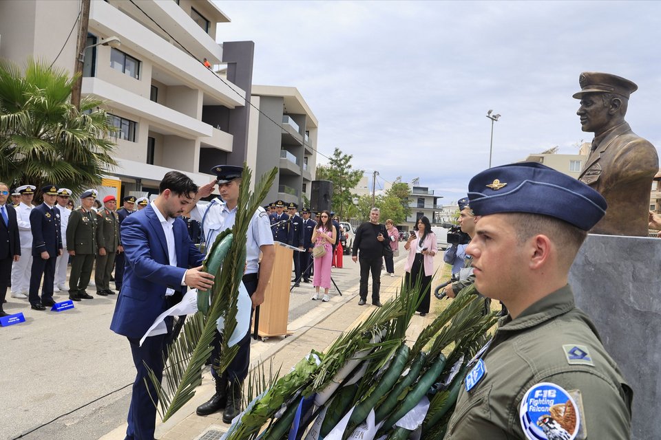 Συγκίνηση στην αποκάλυψη της προτομής του Κώστα Ηλιάκη, 20 χρόνια μετά -Παρουσία των παιδιών του [εικόνες]