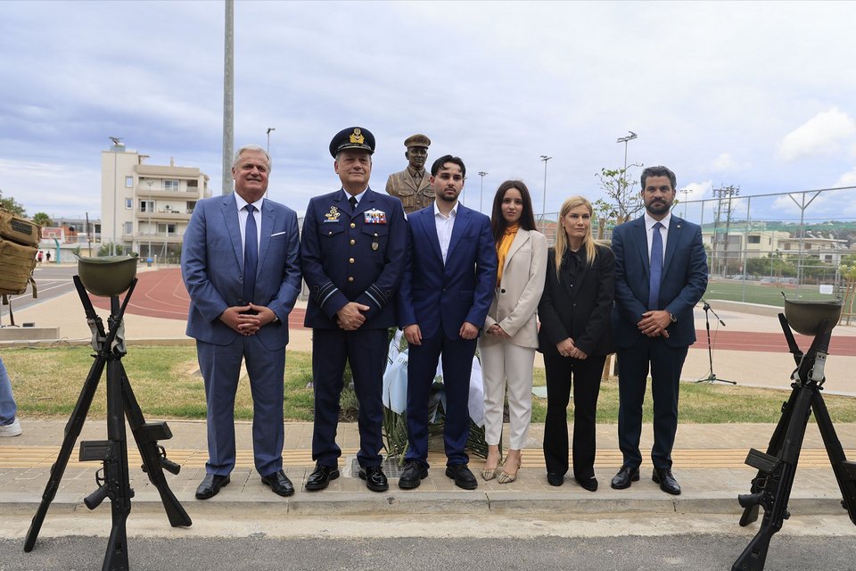 Συγκίνηση στην αποκάλυψη της προτομής του Κώστα Ηλιάκη, 20 χρόνια μετά -Παρουσία των παιδιών του [εικόνες]