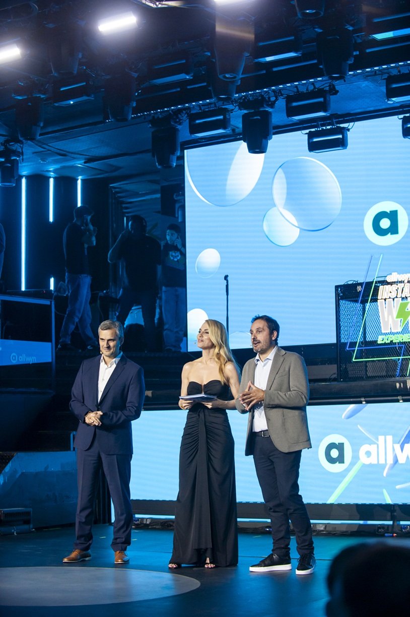 Ηλίας Κατσαρός, Chief Retail Officer της Allwyn Hellas, Ντορέττα Παπαδημητρίου, παρουσιάστρια της λαμπερής εκδήλωσης, Γιάννης Πανόπουλος, Chief Online Officer της Allwyn Hellas 