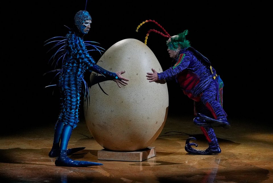 Στιγμιότυπο από την περιοδεία του OVO, Cirque du Soleil, στην Πόλη του Μεξικού, 12 Νοεμβρίου 2025. (AP Photo/Marco Ugarte)