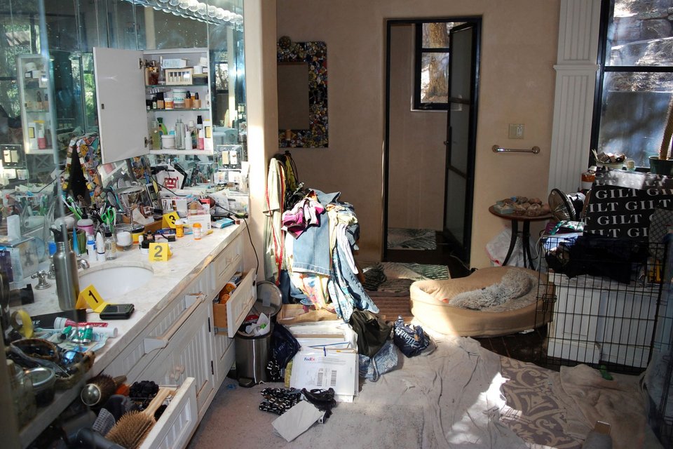 Εικόνα ακαταστασίας και εγκατάλειψης από το εσωτερικό του σπιτιού όπου είχε βρεθεί νεκρό το ζευγάρι (Σερίφης της Κομητείας Σάντα Φε μέσω AP)