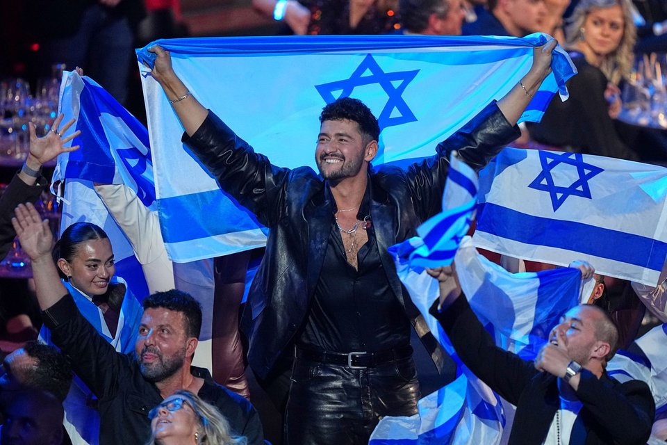 Ο Νόαμ Μπετάν από το Ισραήλ πανηγυρίζει καθώς απονέμονται οι βαθμοί στη διάρκεια του Μεγάλου Τελικού του 70ού Διαγωνισμού Τραγουδιού της Eurovision στη Βιέννη της Αυστρίας, Κυριακή 17 Μαΐου 2026 (AP Photo/Martin Meissner)