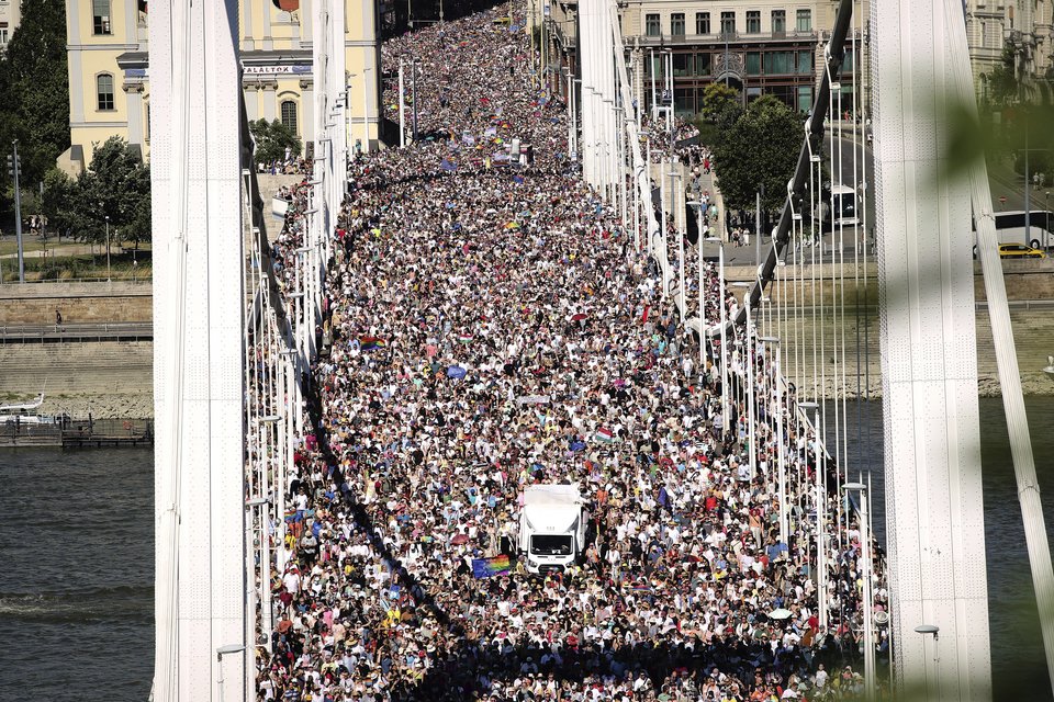 Δεκάδες χιλιάδες συμμετείχαν στην πορεία Pride στη Βουδαπέστη στις 28 Ιουνίου 2025 (AP Photo / Rudolf Karancsi)