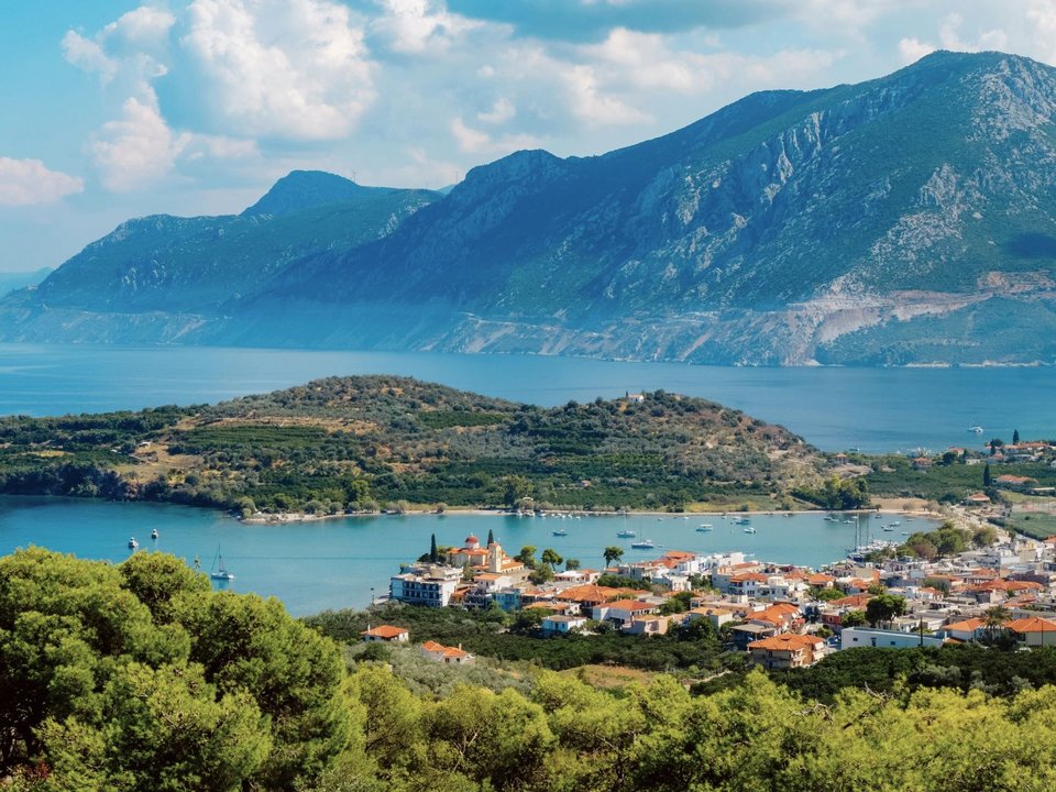 Το δημοσίευμα περιγράφει τη χώρα μας σαν «μια ζωντανή καρτ ποστάλ», όπου η μυθολογία, οι αρχαιολογικοί χώροι, τα λευκά σπίτια δίπλα στο Αιγαίο και οι αποχρώσεις του μπλε συνθέτουν μια εικόνα που επανέρχεται διαρκώς στη συλλογική φαντασία των ταξιδιωτών / UNSPLASH
