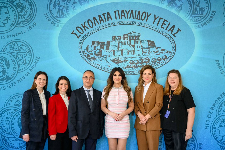 Η Κίμπερλι Γίλφοϊλ με τους Ivo Naydenov, VP &amp; Managing Director South Central Europe, Marina Hadrovic, Managing Director Ελλάδας και Κύπρου, Άννα Σκανδάλη, Διευθύντρια Eργοστασίου Παυλίδη, Βένια Ζαφόλια, Head of Corporate and Government Affairs South Central Europe και Δανάη Δρόσου, Corporate &amp; Government Affairs Manager Ελλάδας και Κύπρου