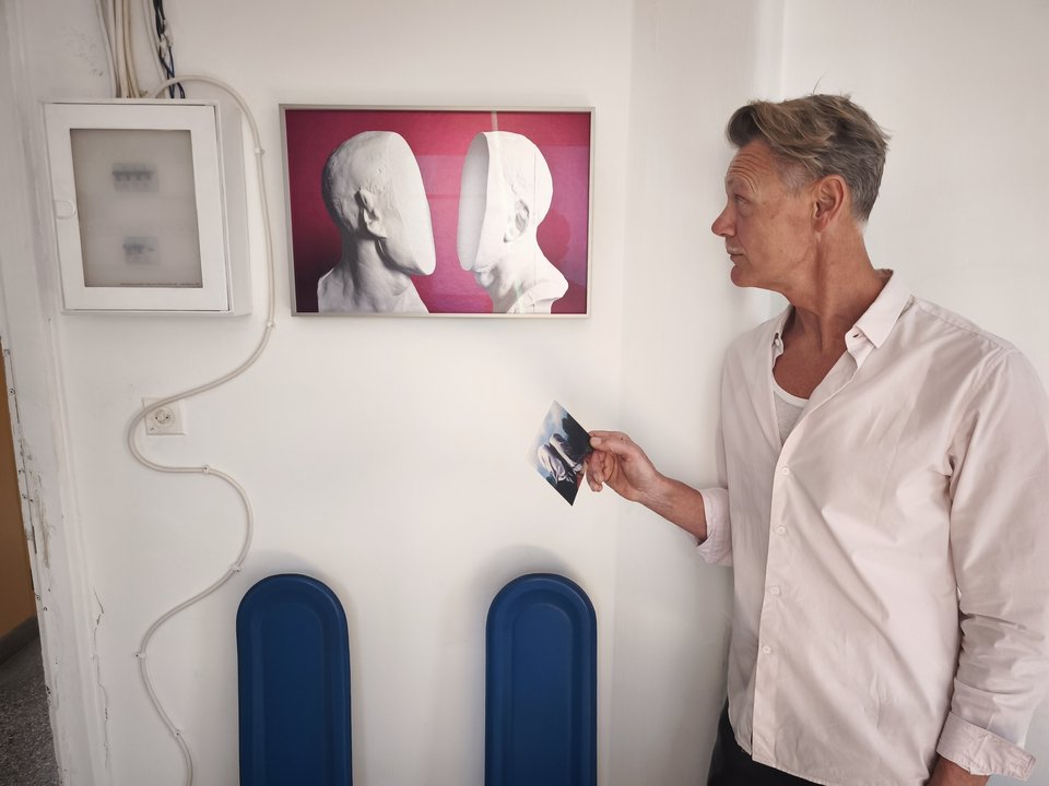 Μπροστά στο έργο του «The Lovers (a secret)» (2020/2025), κρατώντας την κάρτα του Μαγκρίτ / iefimerida