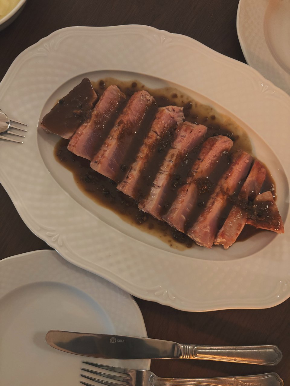 Φιλέτο τόνου tataki με σάλτσα πιπεριών / Φωτογραφία: Μάνος Λειβαδάρος/iefimerida