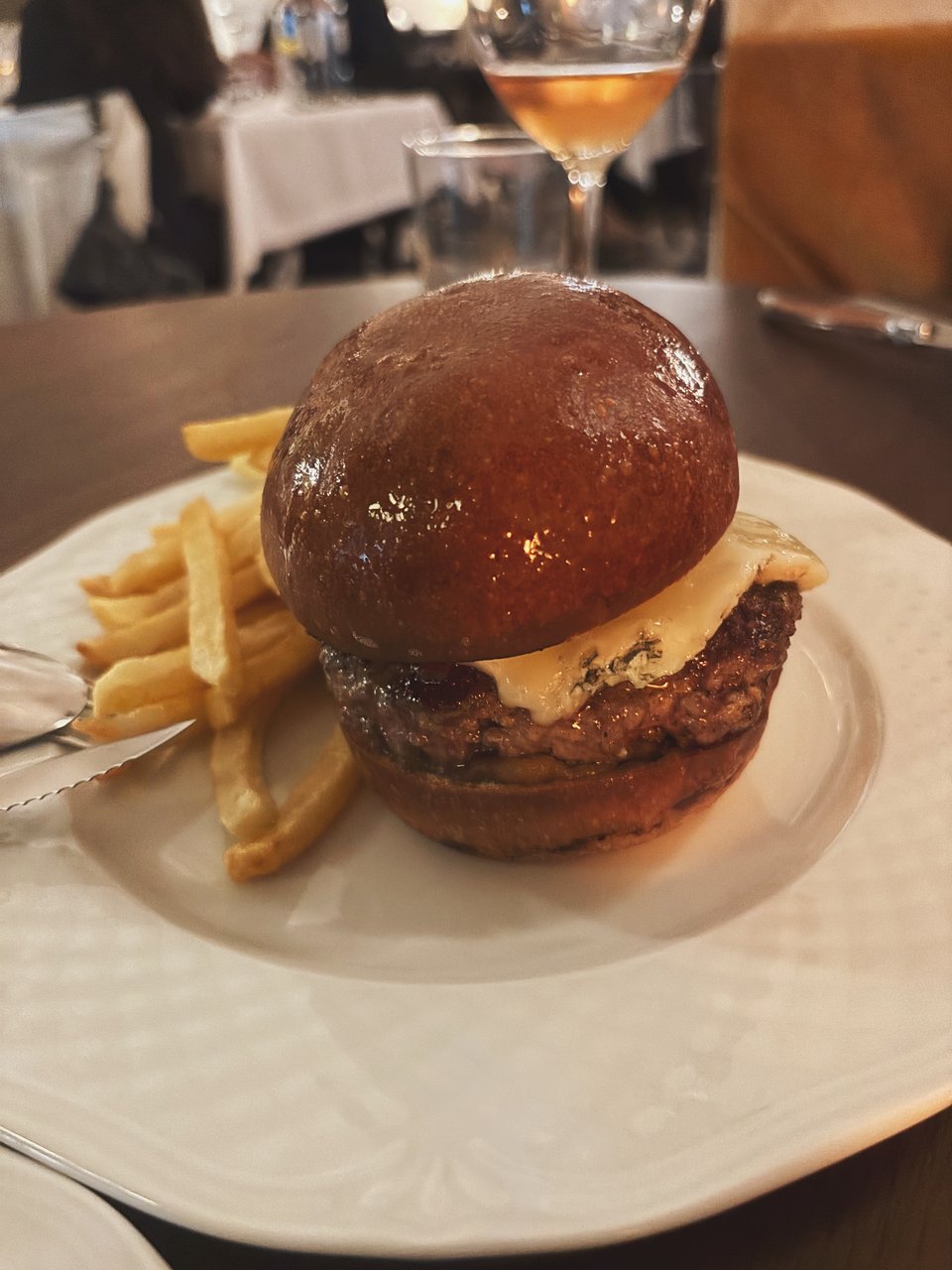 Το burger του Flying Horses με γκοργκοτζόλα / Φωτογραφία: Μάνος Λειβαδάρος/iefimerida