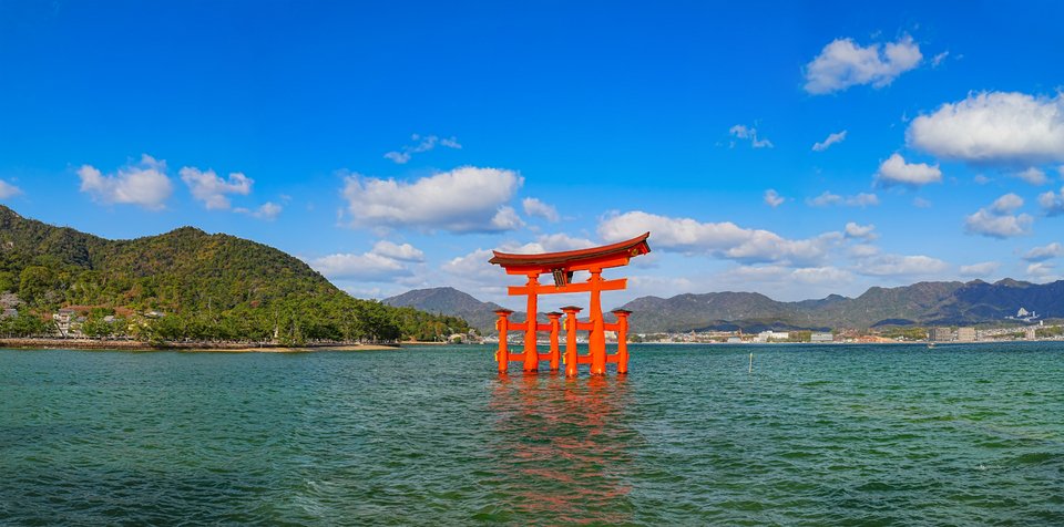 Η πύλη tori του ιερού Itsukushima Shrine χτισμένη κατά μήκος της παραλίας στην Itsukushima, στην Ιαπωνία