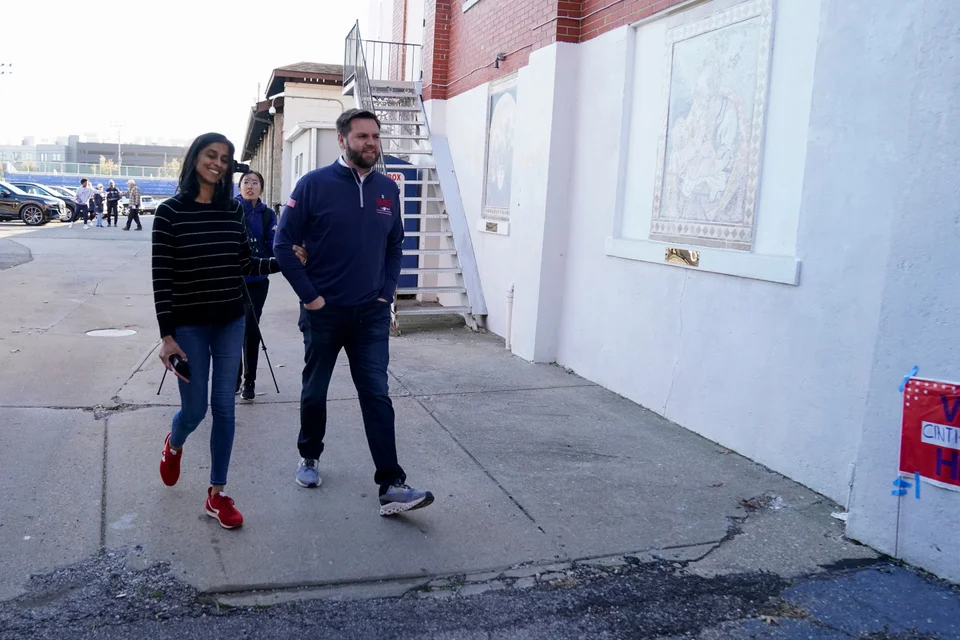 Ο Τζέι Ντι Βανς με τη σύζυγό του, Ούσα στο Σινσινάτι το 2022, όταν ήταν υποψήφιος γερουσιαστής του Οχάιο