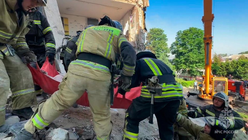 Διασώστες στο λύκειο που χτυπήθηκε από drones στο υπό ρωσική κατοχή Λουχάνσκ / Γραφείο Τύπου Ρωσικής Υπηρεσίας Έκτακτης Ανάγκης μέσω του AP