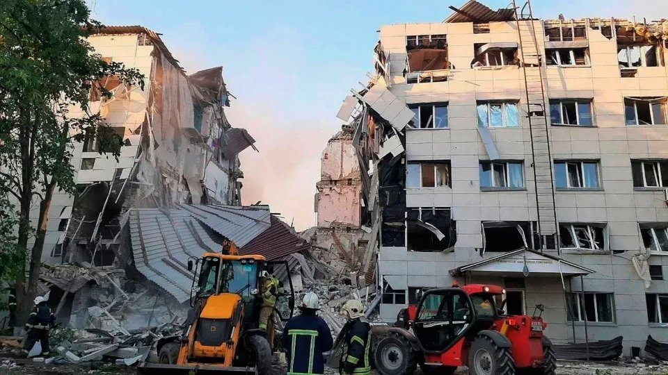 Συνεργεία επιχειρούν στα ερείπια του λυκείου που χτυπήθηκε από drones στο υπό ρωσική κατοχή Λουχάνσκ / Γραφείο Τύπου Ρωσικής Υπηρεσίας Έκτακτης Ανάγκης μέσω του AP  