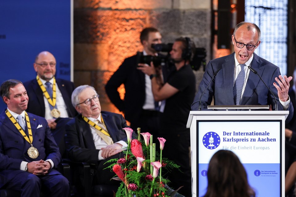 Ο Γερμανός καγκελάριος Φρίντριχ Μερτς στο βήμα της εκδήλωσης την απονομή του βραβείου Καρλομάγνου στον Μάριο Ντράγκι / EPA μέσω ΑΠΕ-ΜΠΕ