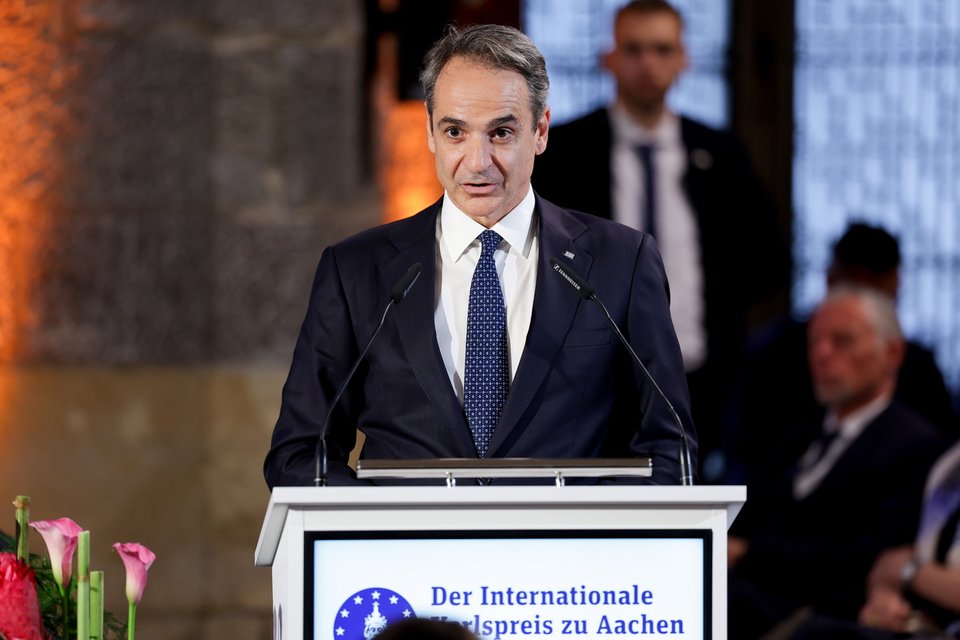Ο Κυριάκος Μητσοτάκης μίλησε στην τελετή απονομής του βραβείου Καρλομάγνου στον Μάριο Ντράγκι / EPA μέσω ΑΠΕ-ΜΠΕ 