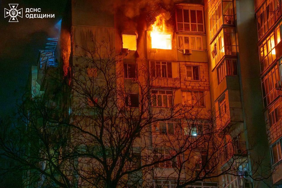 Διαμέρισμα στην Οδησσό, στην Ουκρανία, φλέγεται μετά από ρωσική επίθεση / Πολιτική Προστασία Οδησσού μέσω AP