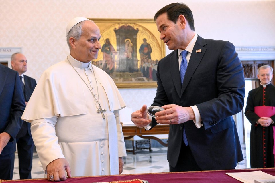 Ο Πάπας Λέων ΙΔ΄ συναντά τον Υπουργό Εξωτερικών των ΗΠΑ Μάρκο Ρούμπιο / Φωτογραφία: AP