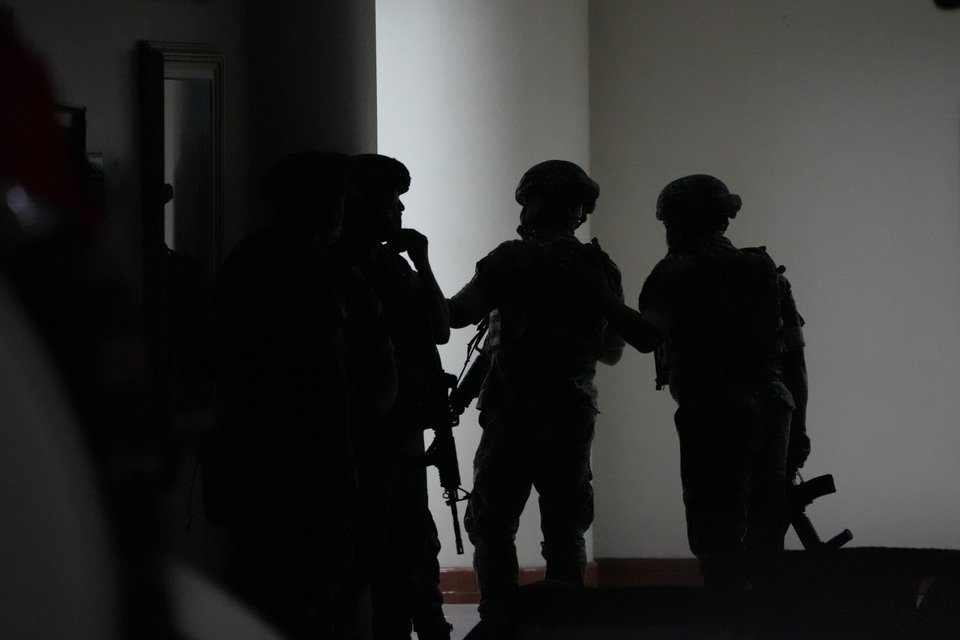 Πάνοπλοι στρατιώτες στο κτίριο της Γερουσίας στις Φιλιππίνες / AP